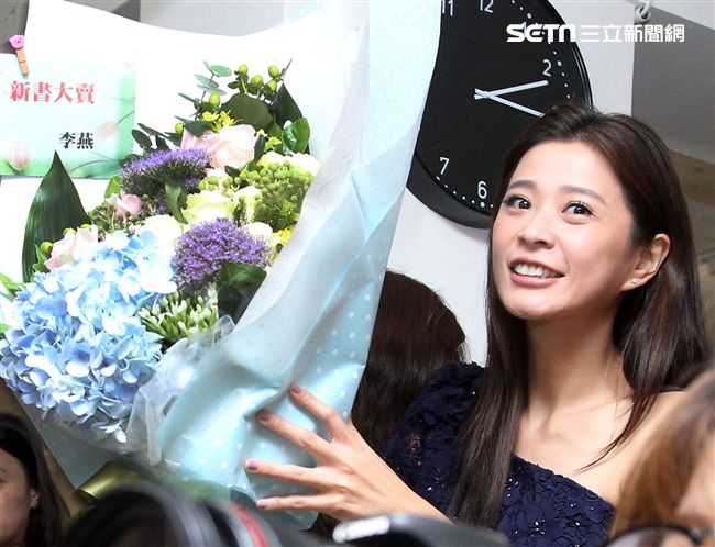 趙駿亞「踩向環島之西南東北」新書發表，好友李燕親臨現場送上祝福。（記者邱榮吉/攝影）