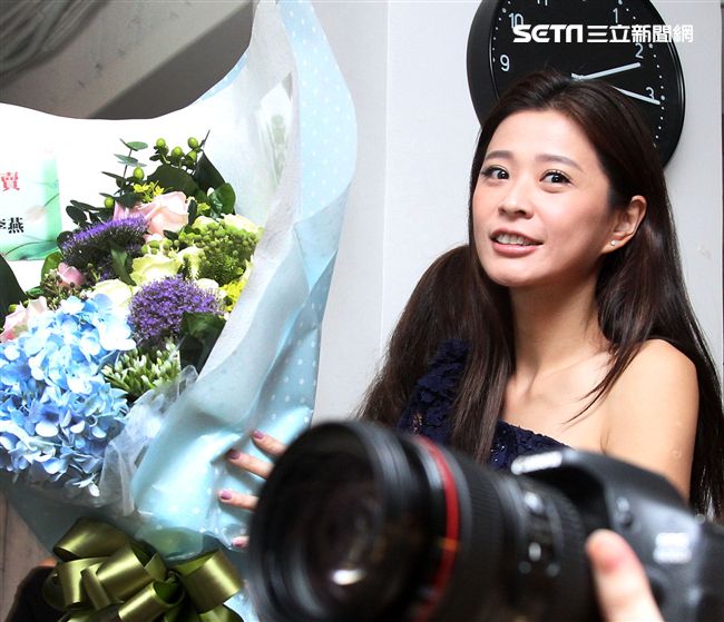 趙駿亞「踩向環島之西南東北」新書發表，好友李燕親臨現場送上祝福。（記者邱榮吉/攝影）