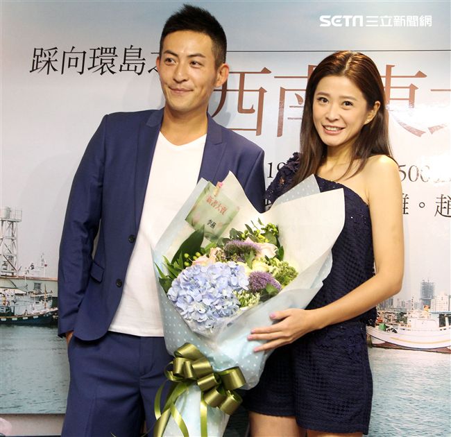 趙駿亞「踩向環島之西南東北」新書發表，好友李燕親臨現場送上祝福。（記者邱榮吉/攝影）