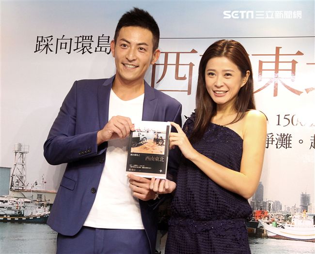 趙駿亞「踩向環島之西南東北」新書發表，好友李燕親臨現場送上祝福。（記者邱榮吉/攝影）