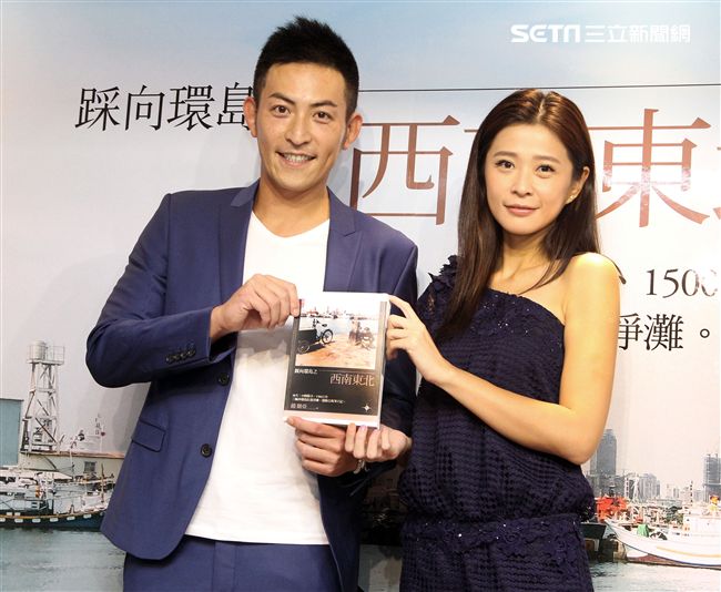 趙駿亞「踩向環島之西南東北」新書發表，好友李燕親臨現場送上祝福。（記者邱榮吉/攝影）