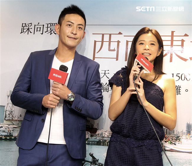 趙駿亞「踩向環島之西南東北」新書發表，好友李燕親臨現場送上祝福。（記者邱榮吉/攝影）