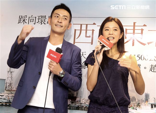 趙駿亞「踩向環島之西南東北」新書發表，好友李燕親臨現場送上祝福。（記者邱榮吉/攝影）