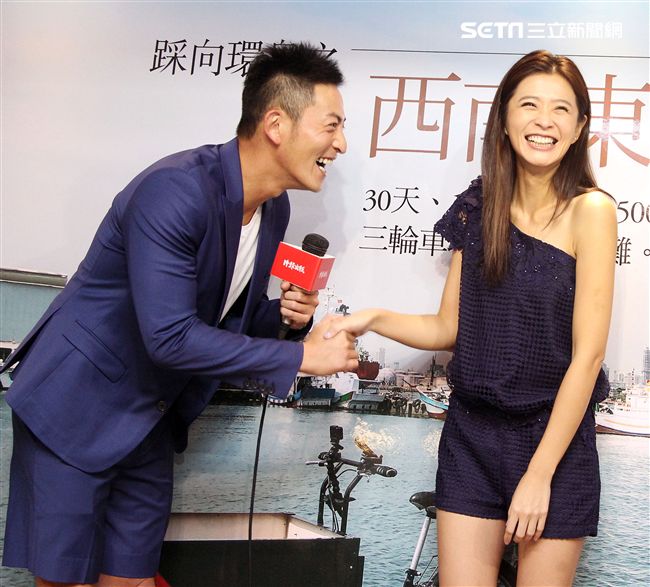 趙駿亞「踩向環島之西南東北」新書發表，好友李燕親臨現場送上祝福。（記者邱榮吉/攝影）