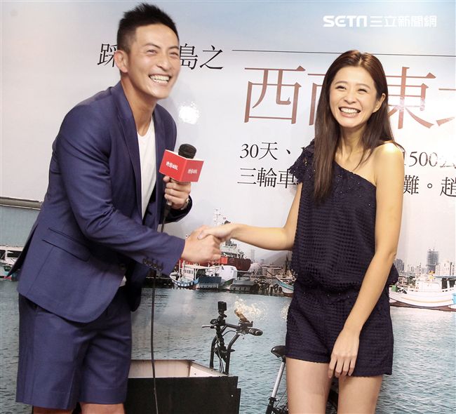 趙駿亞「踩向環島之西南東北」新書發表，好友李燕親臨現場送上祝福。（記者邱榮吉/攝影）