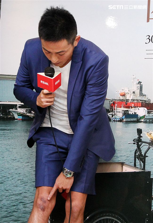 趙駿亞「踩向環島之西南東北」新書發表，好友李燕親臨現場送上祝福。（記者邱榮吉/攝影）