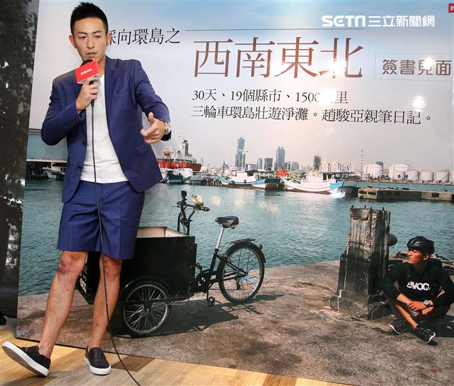 趙駿亞「踩向環島之西南東北」新書發表，好友李燕親臨現場送上祝福。（記者邱榮吉/攝影）