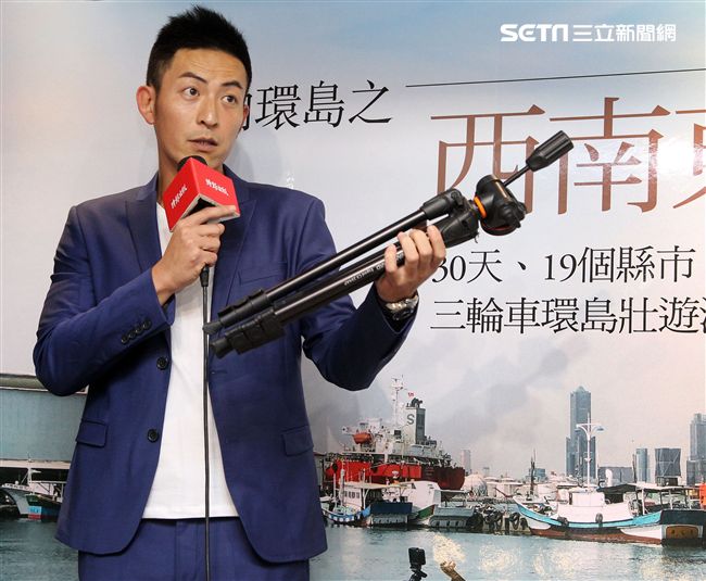 趙駿亞「踩向環島之西南東北」新書發表，好友李燕親臨現場送上祝福。（記者邱榮吉/攝影）