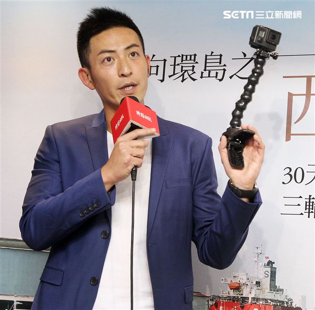 趙駿亞「踩向環島之西南東北」新書發表，好友李燕親臨現場送上祝福。（記者邱榮吉/攝影）