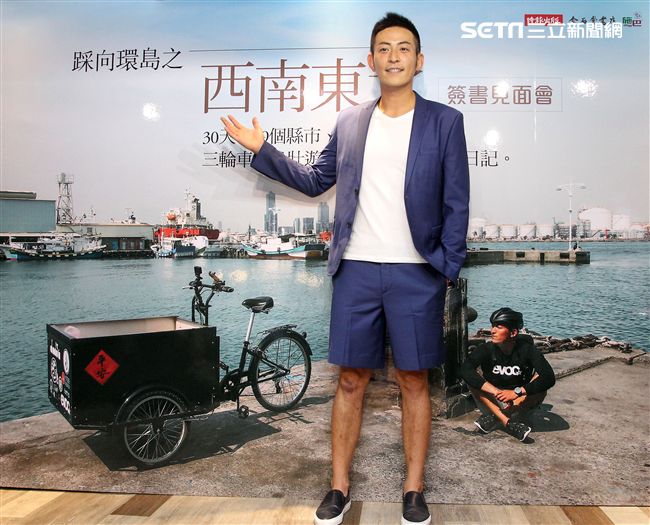 趙駿亞「踩向環島之西南東北」新書發表，好友李燕親臨現場送上祝福。（記者邱榮吉/攝影）