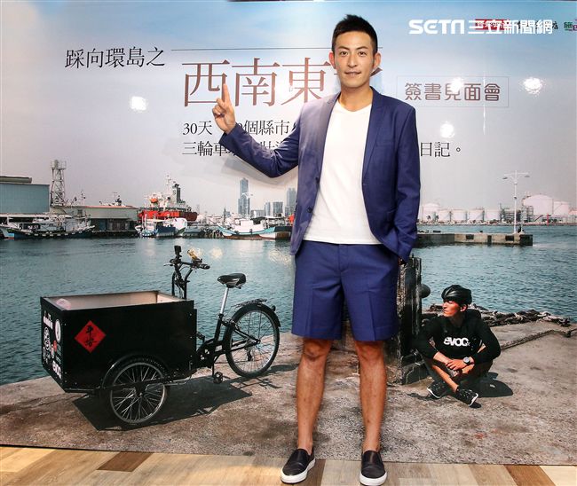 趙駿亞「踩向環島之西南東北」新書發表，好友李燕親臨現場送上祝福。（記者邱榮吉/攝影）