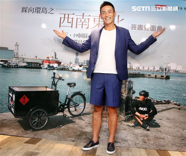 趙駿亞「踩向環島之西南東北」新書發表，好友李燕親臨現場送上祝福。（記者邱榮吉/攝影）