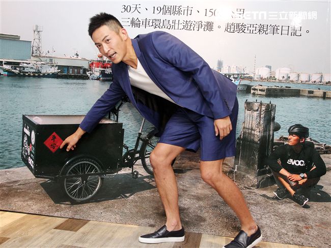 趙駿亞「踩向環島之西南東北」新書發表，好友李燕親臨現場送上祝福。（記者邱榮吉/攝影）