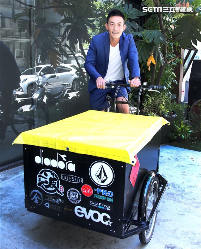 趙駿亞「踩向環島之西南東北」新書發表，好友李燕親臨現場送上祝福。（記者邱榮吉/攝影）