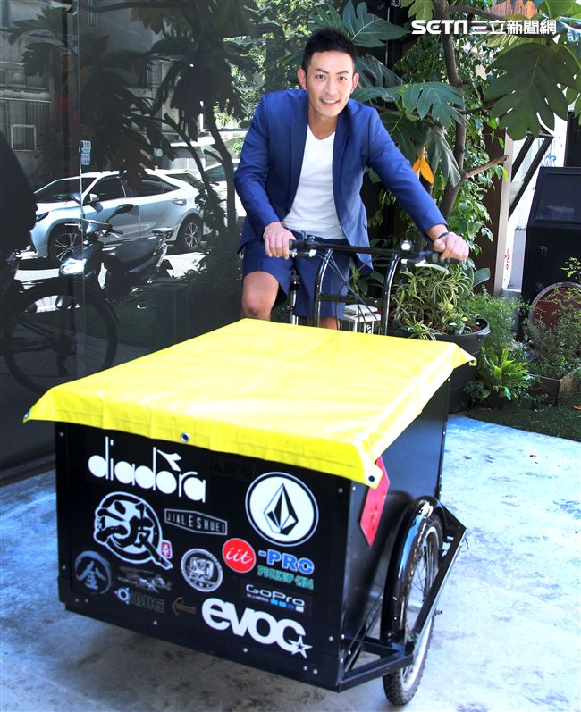 趙駿亞「踩向環島之西南東北」新書發表，好友李燕親臨現場送上祝福。（記者邱榮吉/攝影）