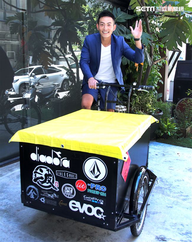 趙駿亞「踩向環島之西南東北」新書發表，好友李燕親臨現場送上祝福。（記者邱榮吉/攝影）