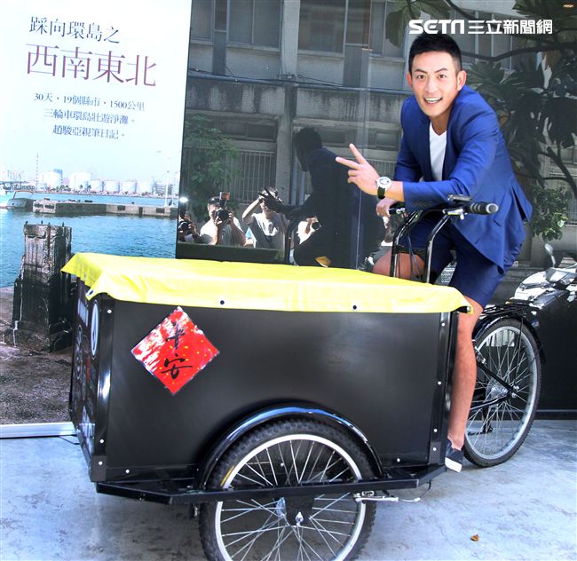 趙駿亞「踩向環島之西南東北」新書發表，好友李燕親臨現場送上祝福。（記者邱榮吉/攝影）