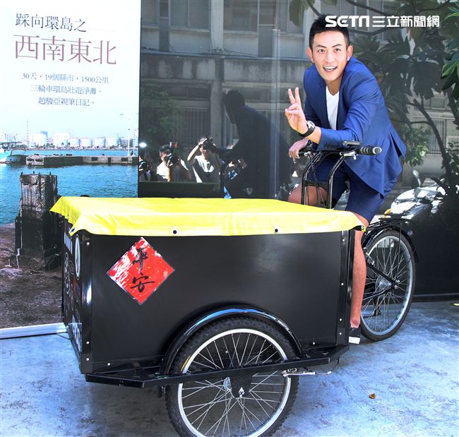 趙駿亞「踩向環島之西南東北」新書發表，好友李燕親臨現場送上祝福。（記者邱榮吉/攝影）