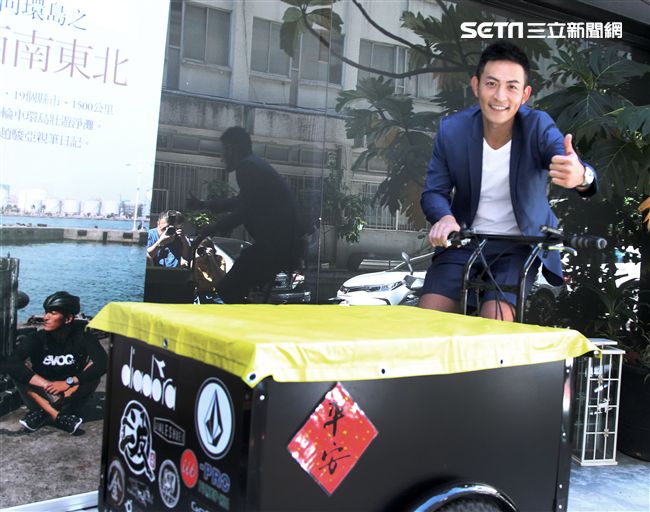 趙駿亞「踩向環島之西南東北」新書發表，好友李燕親臨現場送上祝福。（記者邱榮吉/攝影）