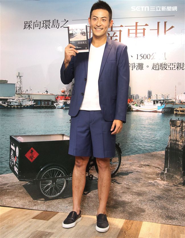 趙駿亞「踩向環島之西南東北」新書發表，好友李燕親臨現場送上祝福。（記者邱榮吉/攝影）