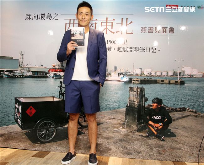 趙駿亞「踩向環島之西南東北」新書發表，好友李燕親臨現場送上祝福。（記者邱榮吉/攝影）