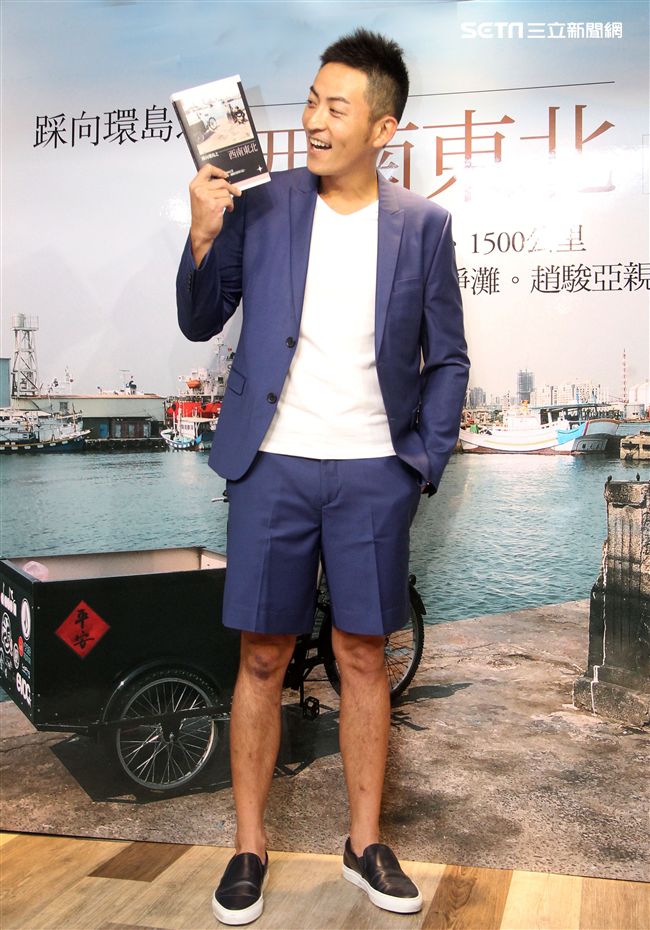 趙駿亞「踩向環島之西南東北」新書發表，好友李燕親臨現場送上祝福。（記者邱榮吉/攝影）