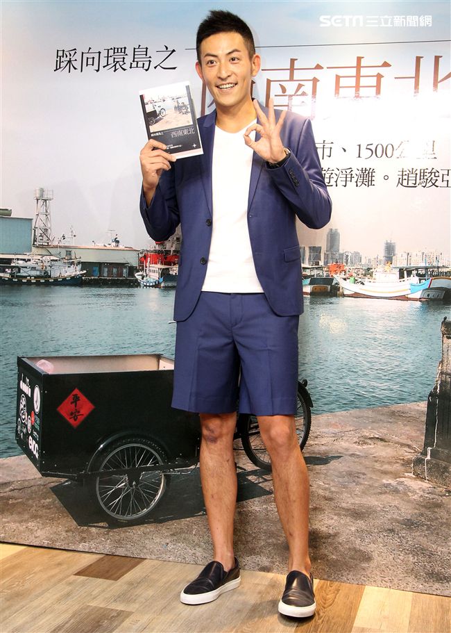 趙駿亞「踩向環島之西南東北」新書發表，好友李燕親臨現場送上祝福。（記者邱榮吉/攝影）