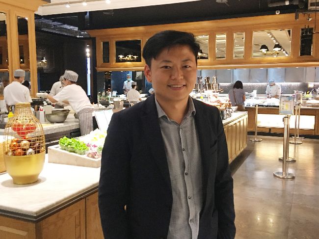 以「饗食天堂」打響名號的饗賓餐飲集團，近年啟動食材供應鏈整合與人才升級計劃，未來將推動員工入股，目標3年內基層員工年薪破50萬元。圖為饗賓總經理陳毅航