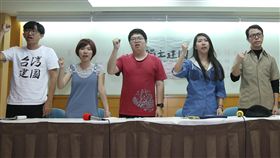 慈湖陵寢潑漆吃官司　獨派青年：不後悔桃園大溪慈湖陵寢2月28日遭人闖入潑漆，桃園地檢署3日偵查終結起訴李嘉宇（左）等10人，被起訴青年多人3日在台北召開記者會表示，完全不後悔所做的事情。中央社記者張新偉攝　107年4月3日