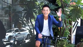 趙駿亞「踩向環島之西南東北」新書發表，好友李燕親臨現場送上祝福。（記者邱榮吉/攝影）