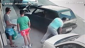 外國男子舉起汽車嚇壞旁邊路人