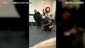 黑色垃圾袋突站起　男子嚇到腿軟跪地