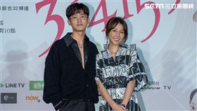 吳思賢著深V裝出席首映會，被邵雨薇一把扒開，差點走光。（圖／東森提供）