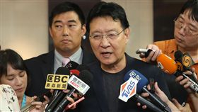 三中案偵結　趙少康回應起訴書內容（1）台北地檢署偵辦三中案，10日偵結並起訴前總統馬英九等多人。中廣董事長趙少康（前）下午召開記者會，針對起訴書內有關中廣的部分做出說明。中央社記者謝佳璋攝　107年7月10日