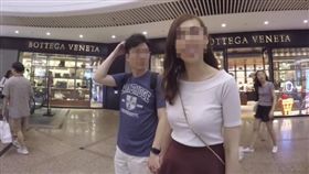 她一聽尼克是英國人好興奮，不顧男友就在一旁就開聊了起來，最後還想給尼克聯絡電話，男友無奈之下只好點頭答應。翻攝YouTube