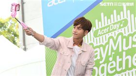 鼓鼓坦言自己曾經玩團暑假作業做不完找阿嬤代打寫書法。（圖／Acer提供）