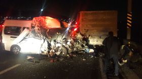 墨西哥地方官員指出，墨西哥市郊外一條交通繁忙的公路今天發生重大車禍，一輛公共運輸箱行車撞擊卡車車尾，至少造成13人死亡和7人受傷。（圖／翻攝自推特@flakopsico）