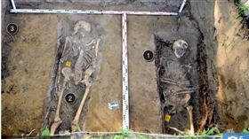 波蘭新建兒童樂園，竟在地底發現大型墓園。（圖／翻攝自太陽報）