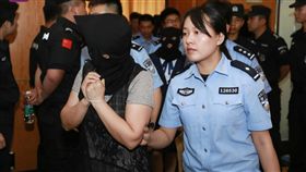 大陸一名女大師號稱可以用「眼神」治病，獲得不少病人的信任，女大師不斷詐騙斂財，獲利數百萬。女大師被警方逮捕後，還不認為自己騙過人，聲稱自己有「宇宙能量」。（圖／翻攝自揚子晚報）