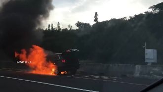 五楊高架火燒車！濃密黑煙直竄天際