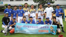 鄭達鴻和林慶隆、林順吉參與弘文中學棒球隊的練球行程。（圖／臺中台壽保提供）