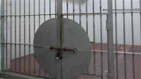 促轉會查不義遺址  關押政治犯軍人監獄首曝光促進轉型正義委員會委員楊翠今天表示，促轉會研究調查不義遺址，日前已實地探勘過去不能進入的國防部軍人監獄，該監獄曾關押雷震、黃信介等政治犯。2005年國防部裁撤新店監獄，2006年移撥法務部矯正署，當時的「信監」現名「忠舍」。（促轉會提供）中央社記者顧荃傳真  107年7月16日