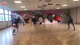 五人空翻跳繩。（圖／AP/Jukin Media授權）