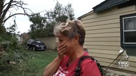 家遭龍捲風吹爛　她重逢愛貓瞬間爆哭 
美國,愛荷華州,馬紹爾鎮,龍捲風,貓,Cara Jackson,倖存 http://www.kwqc.com/content/news/Tornado-survivor-reunited-with-pet-cat-Daisy-488776111.html