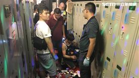 北市警方突襲西門町光馬三溫暖，當場查獲搖頭丸、安非他命等毒品，20多名全裸的男同志全數被帶回驗尿（翻攝畫面）