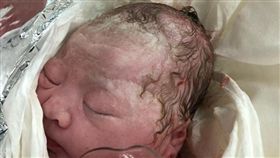 ▲嬰兒用毛巾和鋁箔包裹以保溫（圖／翻攝自羅伯特臉書）​