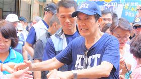 馬英九高雄輔選　民眾熱烈歡迎（1）前總統馬英九（前右）21日南下高雄輔選，首站來到左營果貿市場陪同多名國民黨市議員參選人掃街拜票，沿途受到市場攤商及民眾熱烈歡迎。中央社記者程啟峰高雄攝　107年7月21日