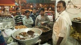 200度油鍋沒在怕　印度神人「徒手炸鮮魚」嚇死人
圖／翻攝自微博