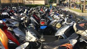 16:9
機車被移「垂直90度」卡中間　網笑：一定有人罵你腦X
圖／翻攝自爆料公社臉書