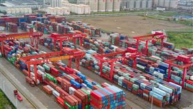 川普顧問點名習近平　北京專家：美方在施壓美國總統川普首席經濟顧問柯德洛日前批評中國國家主席習近平，阻撓中美達成解決貿易爭端的協議。北京專家認為，美國可能是藉此向中國施壓。圖為航拍江蘇泰州一處港口的進出口貨櫃。（中新社提供）中央社　107年7月21日